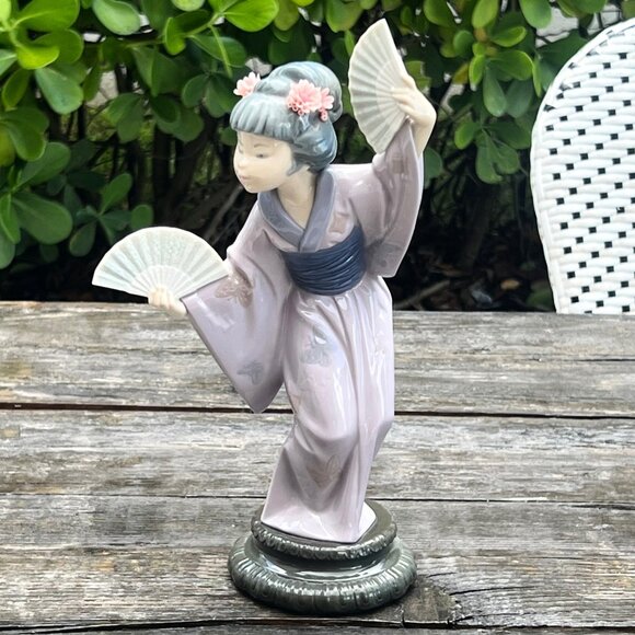 LLADRO PORCELAIN FIGURINE # 4991 "Madame Butterfly" Geisha Girl w/ 2 Fans - Picture 1 of 8